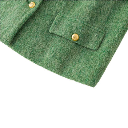 ウール混ツイードジャケットの生地とゴールドボタンの拡大写真。高級感のある素材。