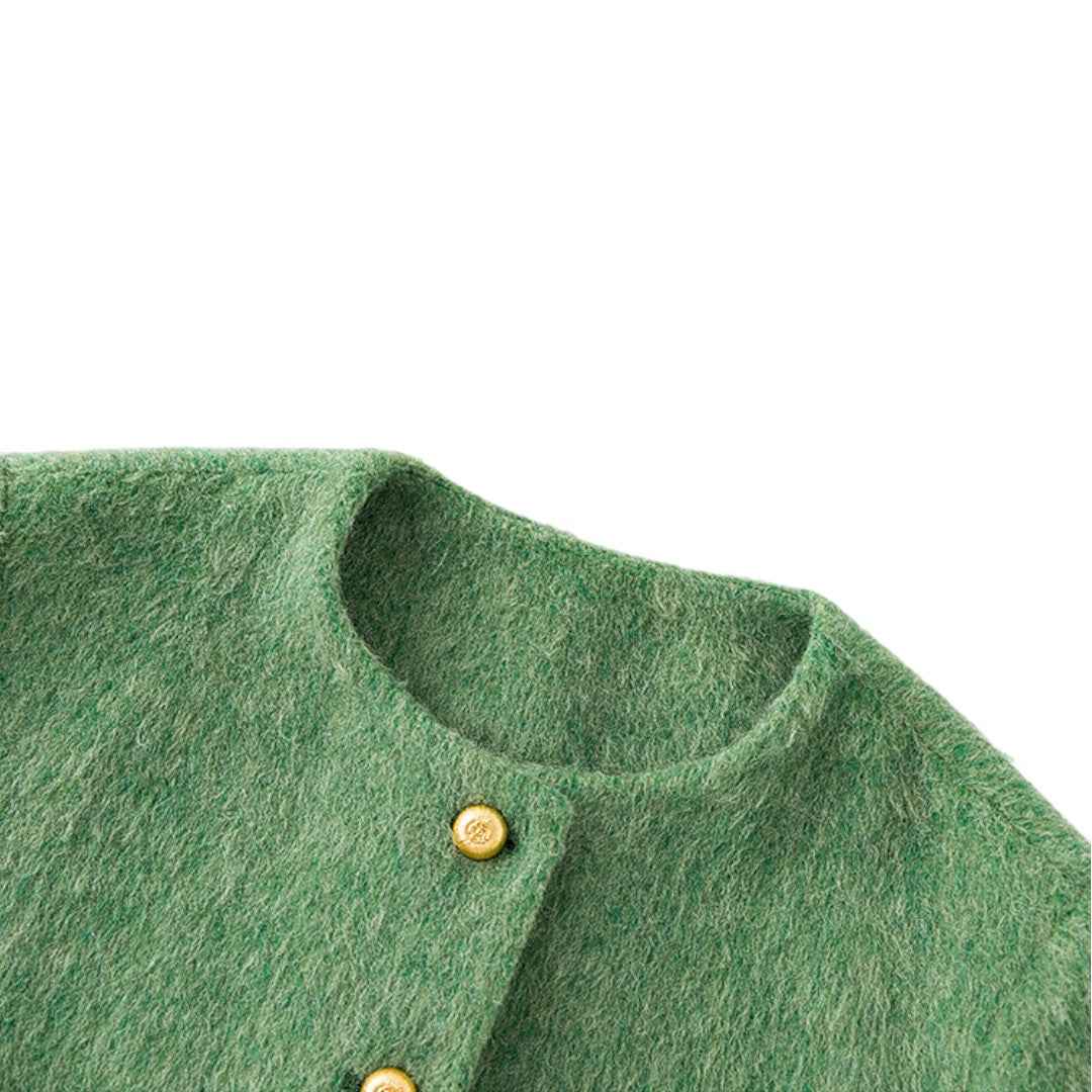 ウール混ツイードジャケットの正面アップ。ゴールドのボタンが特徴。