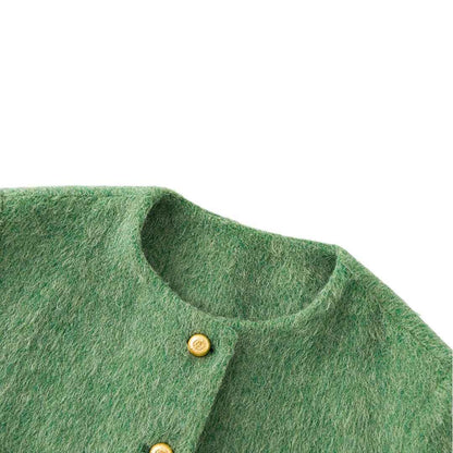 ウール混ツイードジャケットの正面アップ。ゴールドのボタンが特徴。