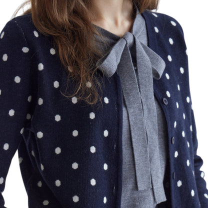 French Retro Polka Dot Bow Knit - 胸元のドットチュールとリボンディテールのアップ