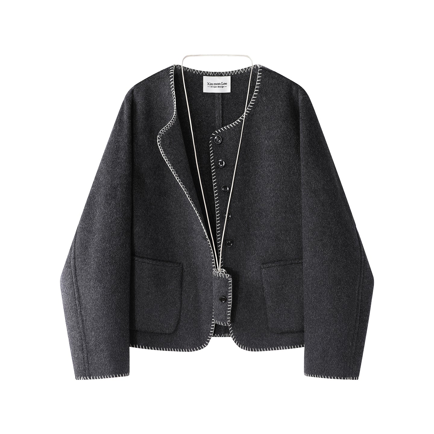 Elegant Detail Close-up - Premium Quality Fabric
高級感あふれる素材とボタンディテールのクローズアップ