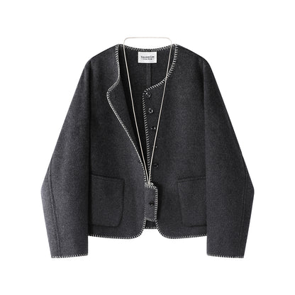 Elegant Detail Close-up - Premium Quality Fabric
高級感あふれる素材とボタンディテールのクローズアップ