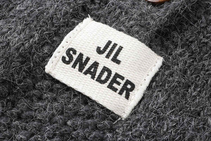 フーディーニットカーディガンの上質なニット生地のテクスチャとボタンの拡大画像。