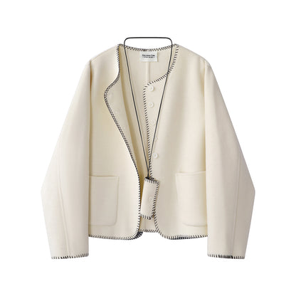 ホワイトのダブルフェイスウールコートの正面アップ。Vネックラインと素材の質感がわかる画像。