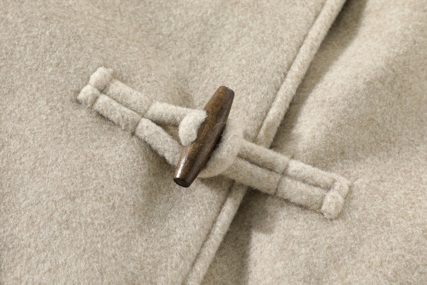 ダッフルコートの裏起毛素材と生地の質感がわかる拡大写真。