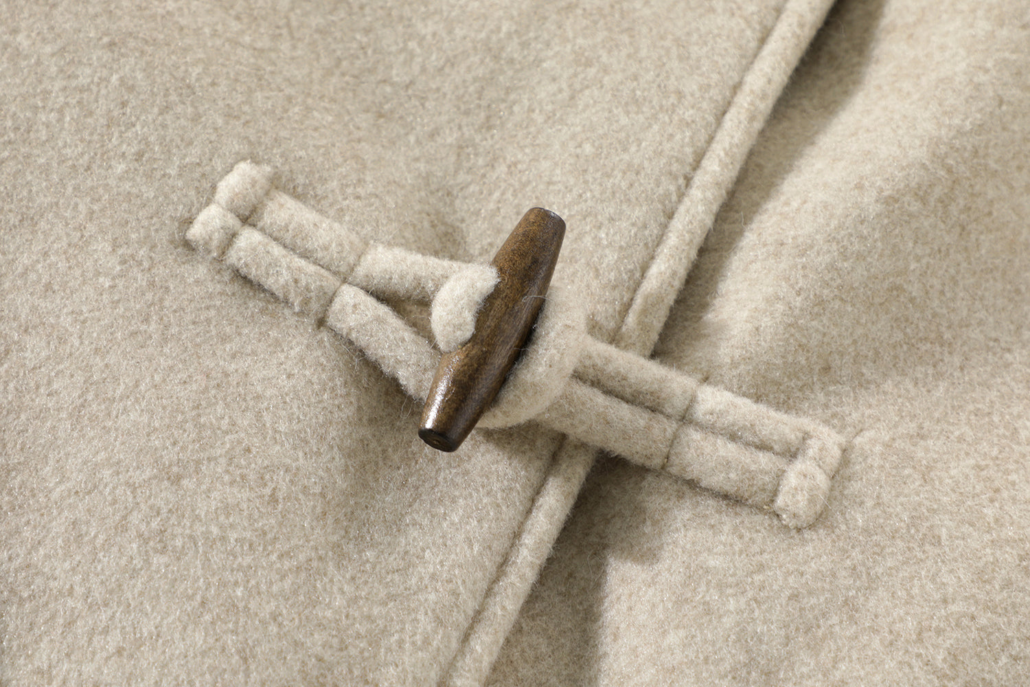 ダッフルコートの裏起毛素材と生地の質感がわかる拡大写真。