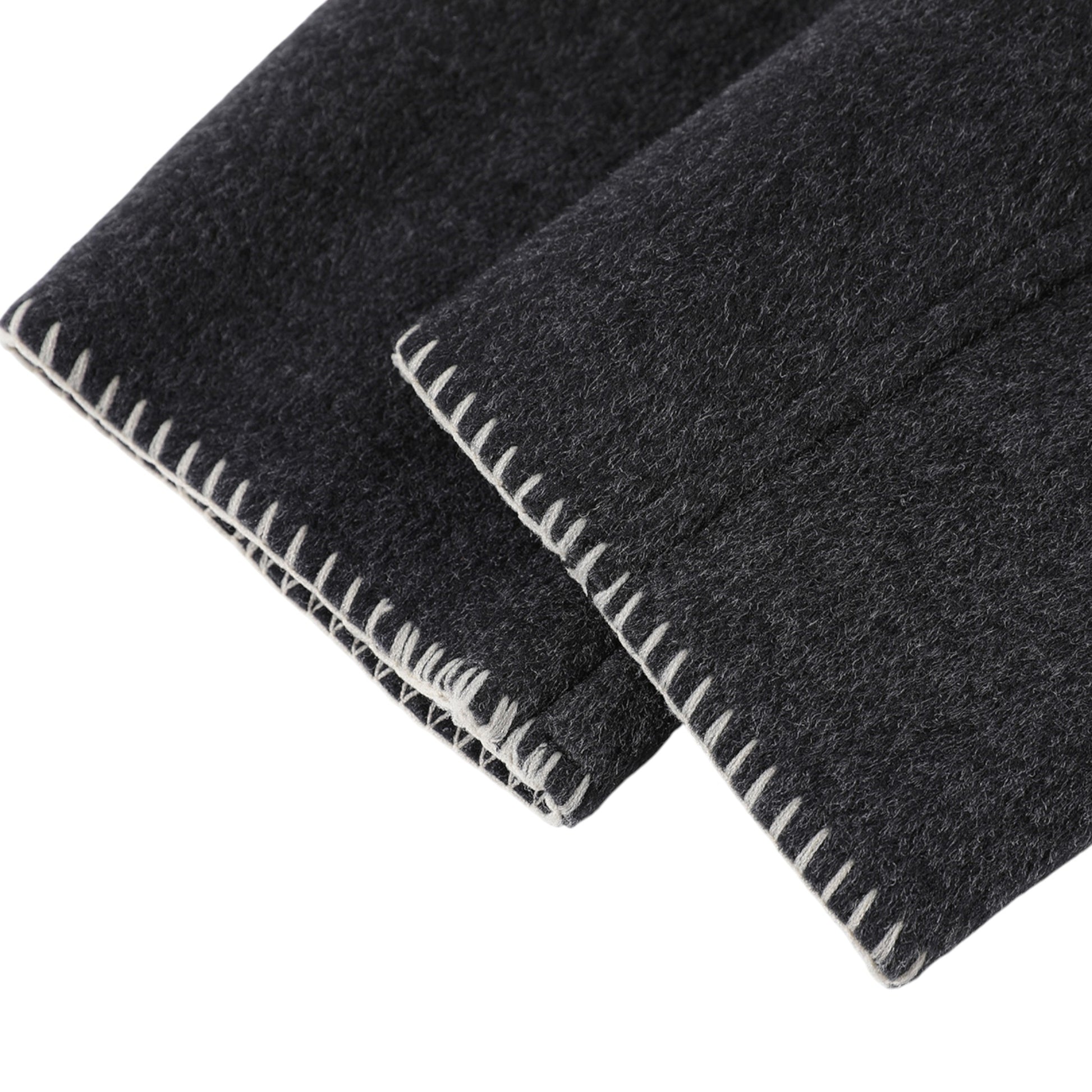 ダブルフェイスウールコートの生地の拡大画像。滑らかなウールの質感と丁寧な縫製がわかる詳細ショット。