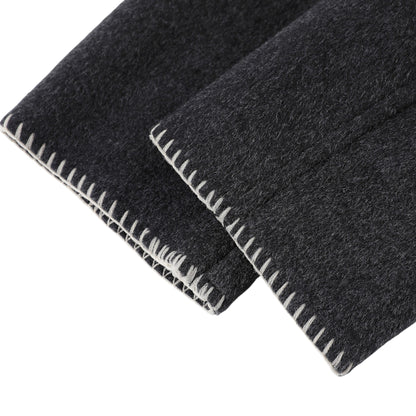 ダブルフェイスウールコートの生地の拡大画像。滑らかなウールの質感と丁寧な縫製がわかる詳細ショット。