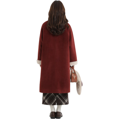 「Back Design Detail - 後ろ姿の洗練されたデザイン」