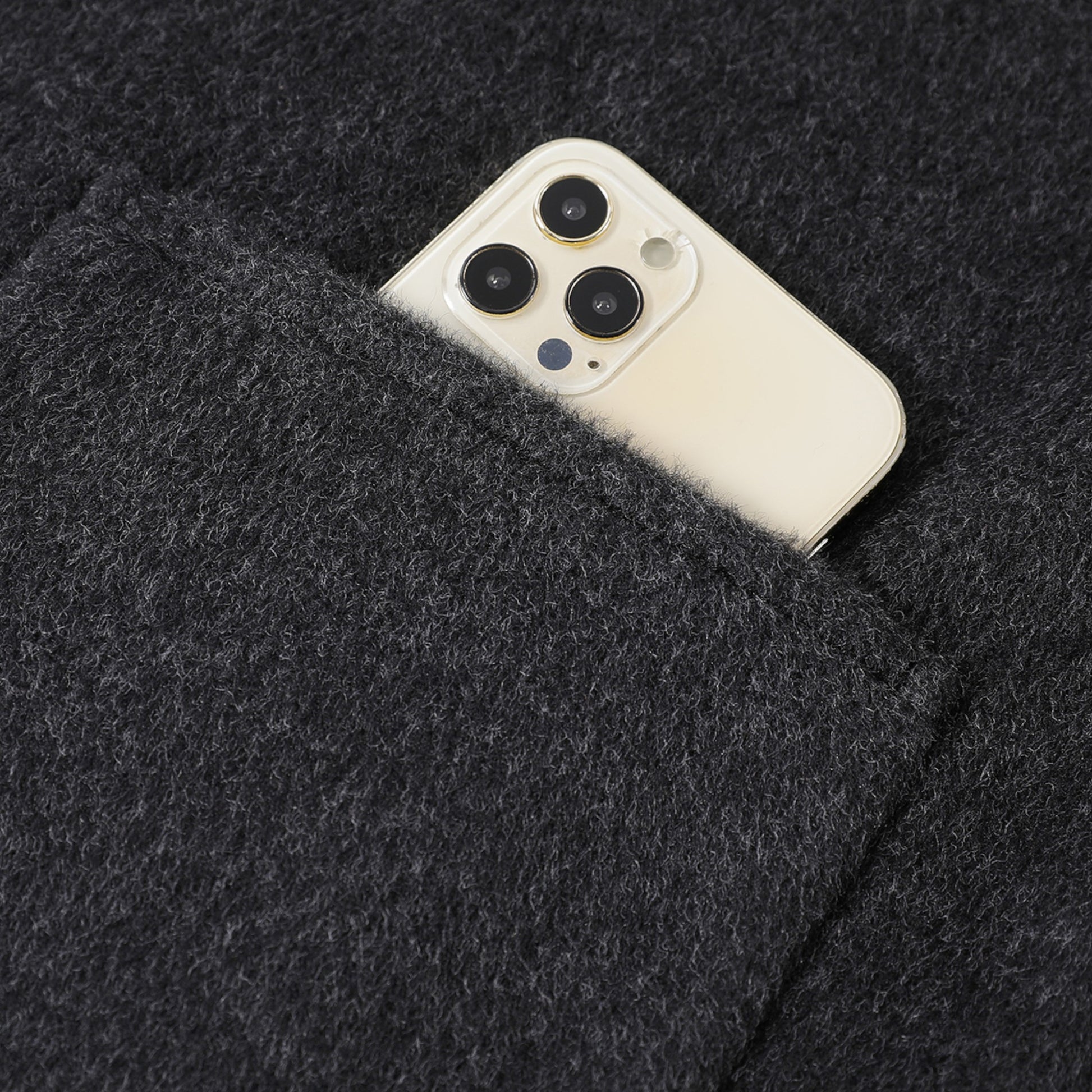 ダブルフェイスウールコートの生地の拡大画像。滑らかなウールの質感と丁寧な縫製がわかる詳細ショット。