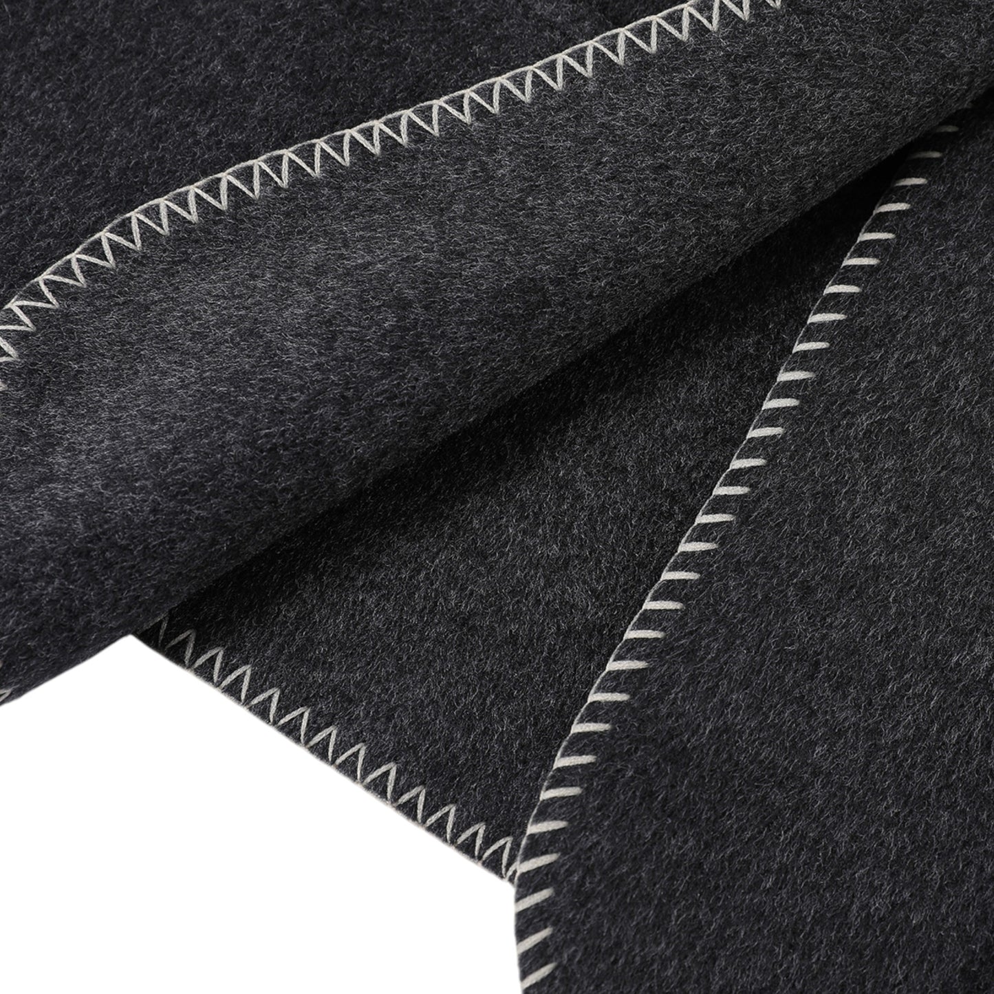 ダブルフェイスウールコートの生地の拡大画像。滑らかなウールの質感と丁寧な縫製がわかる詳細ショット。