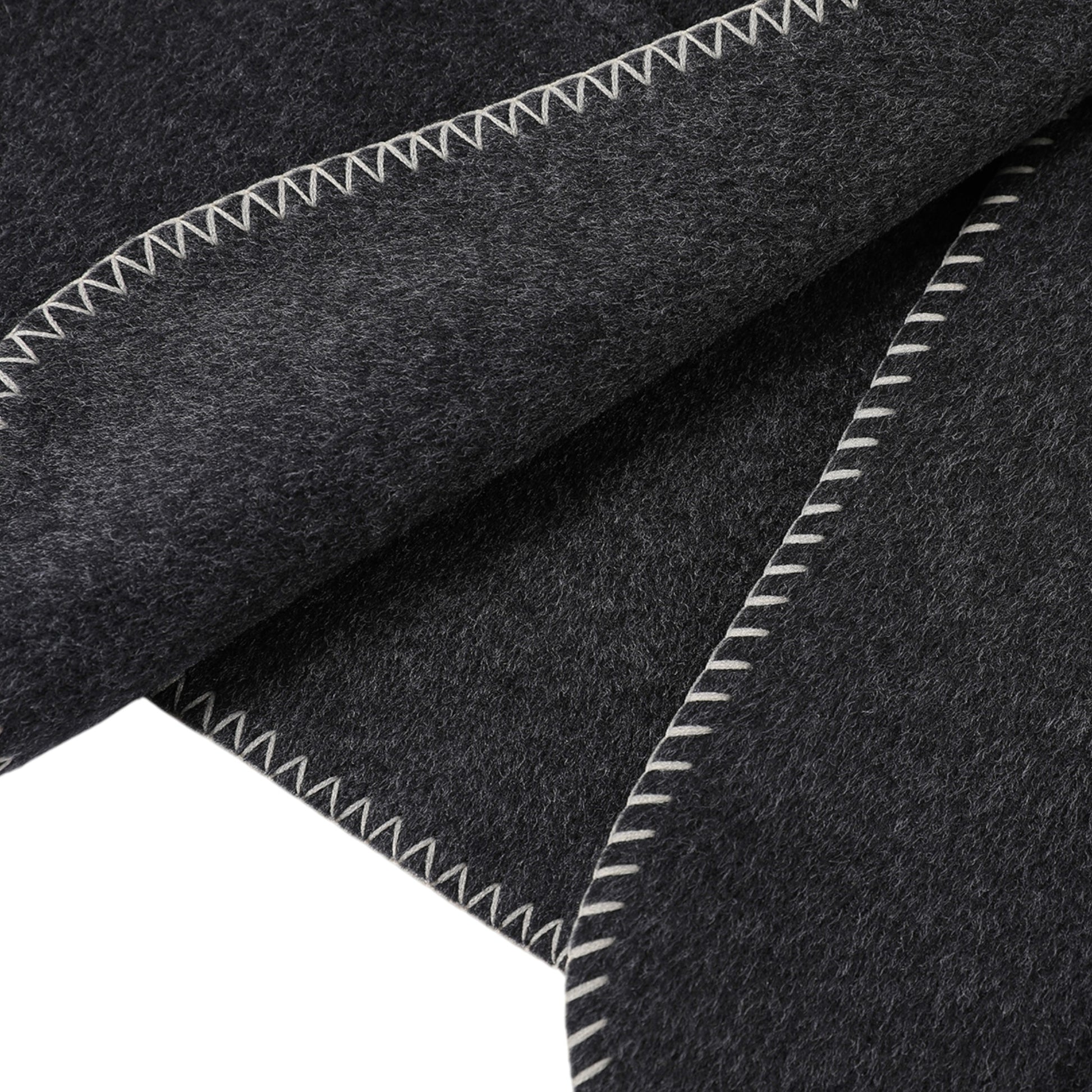 ダブルフェイスウールコートの生地の拡大画像。滑らかなウールの質感と丁寧な縫製がわかる詳細ショット。