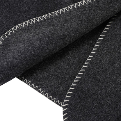 ダブルフェイスウールコートの生地の拡大画像。滑らかなウールの質感と丁寧な縫製がわかる詳細ショット。