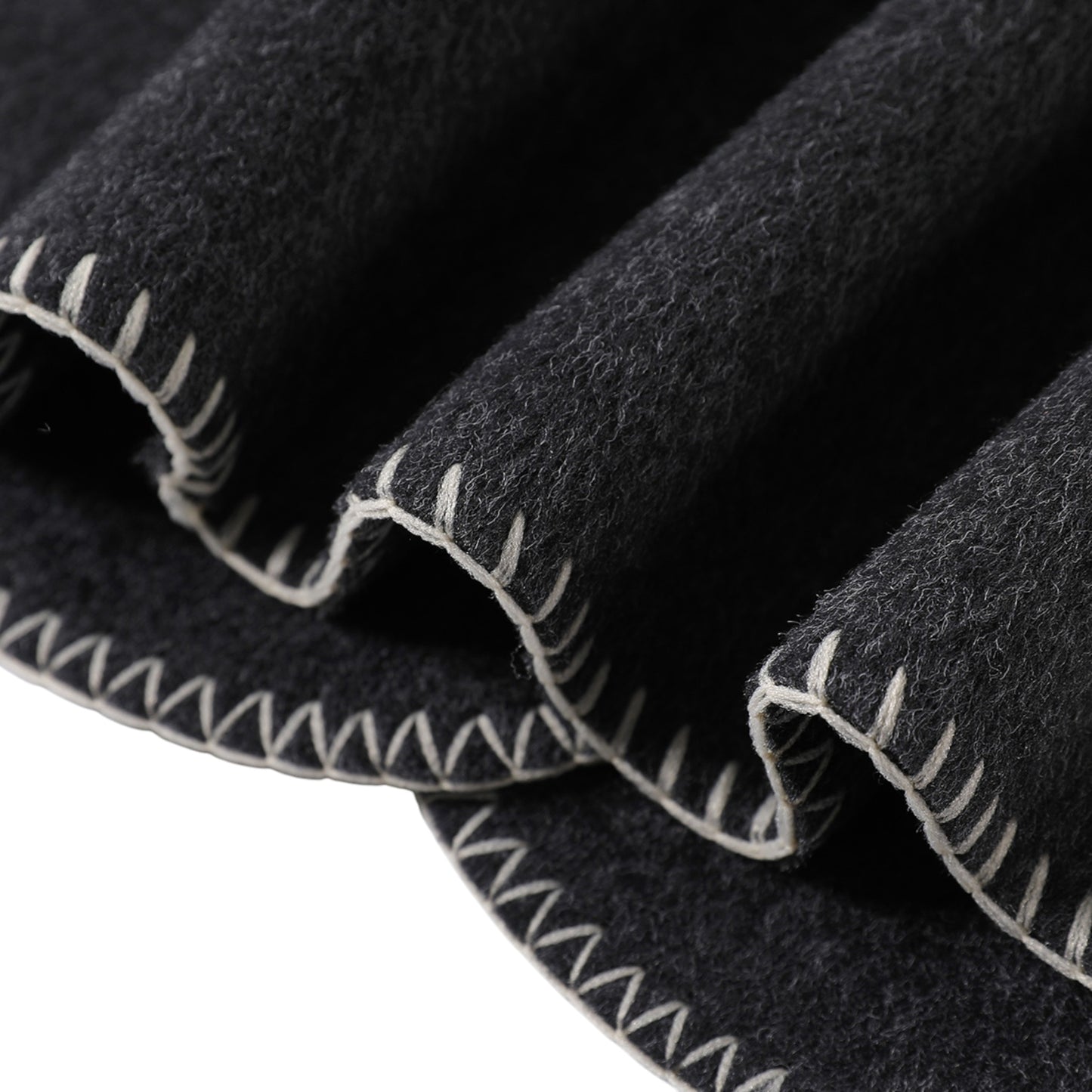 ダブルフェイスウールコートの生地の拡大画像。滑らかなウールの質感と丁寧な縫製がわかる詳細ショット。