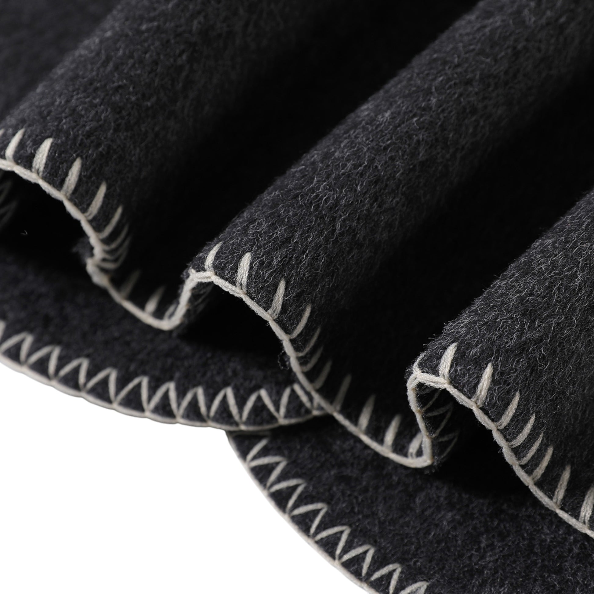 ダブルフェイスウールコートの生地の拡大画像。滑らかなウールの質感と丁寧な縫製がわかる詳細ショット。