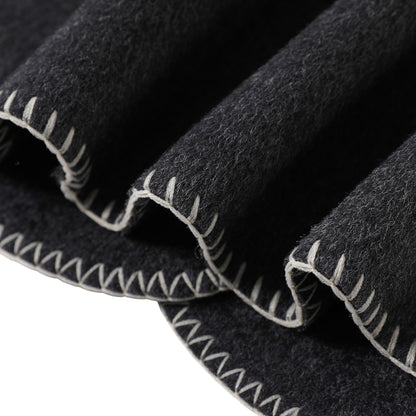 ダブルフェイスウールコートの生地の拡大画像。滑らかなウールの質感と丁寧な縫製がわかる詳細ショット。