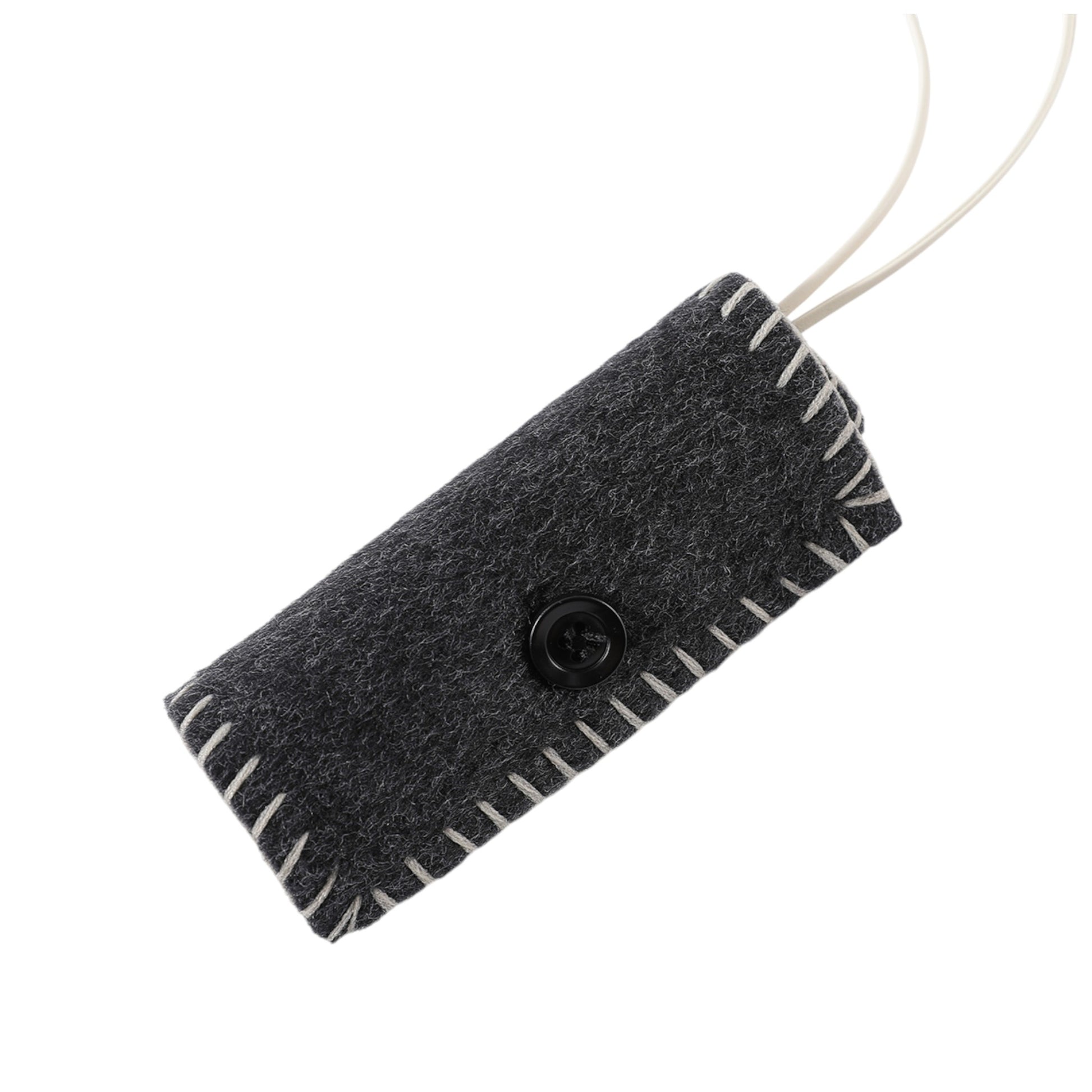 付属品の拡大画像。滑らかなウールの質感と丁寧な縫製がわかる詳細ショット。