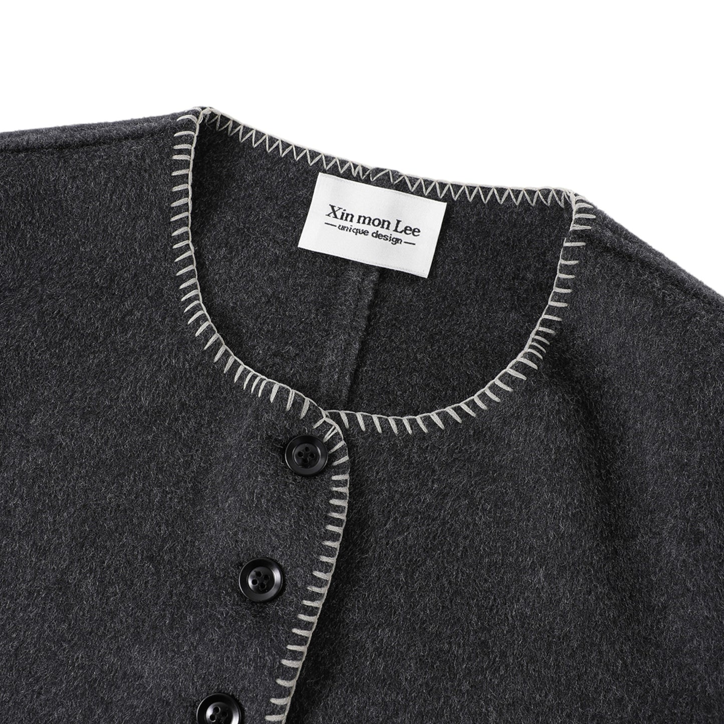 Elegant Detail Close-up - Premium Quality Fabric
高級感あふれる素材とボタンディテールのクローズアップ