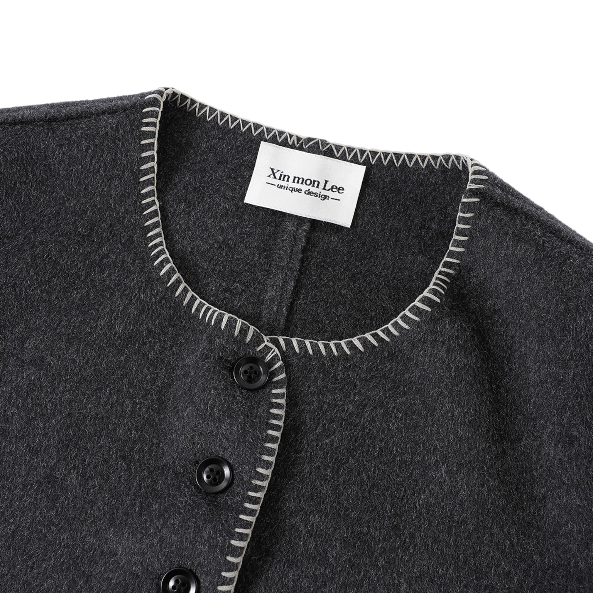 Elegant Detail Close-up - Premium Quality Fabric
高級感あふれる素材とボタンディテールのクローズアップ