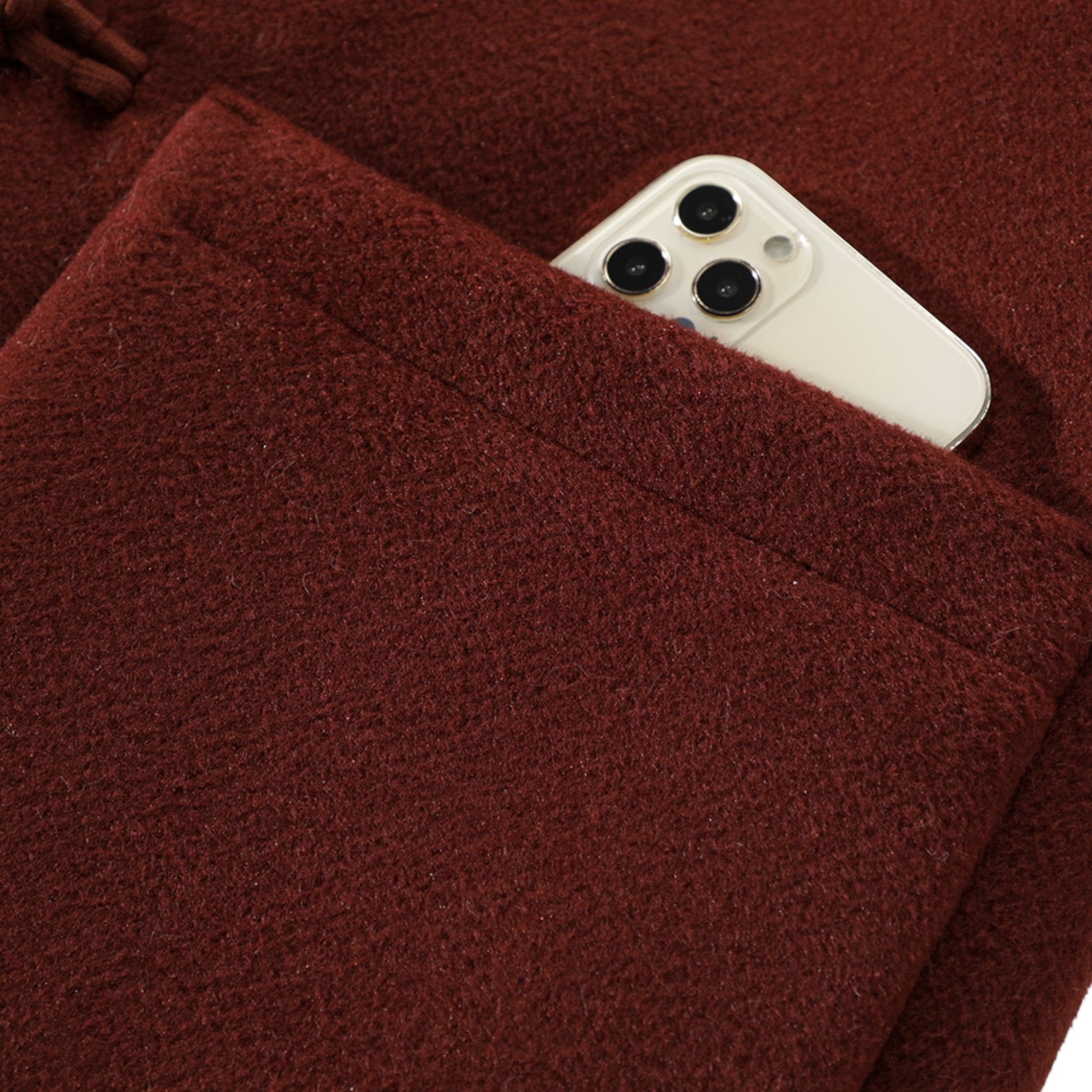 「Premium Wool Texture - 高級素材の質感とステッチ詳細」