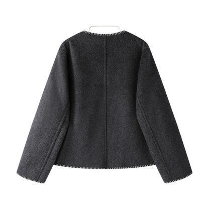 ダブルフェイスウールコート ショート丈を着用したモデルの後ろ姿。シンプルなバックスタイル。