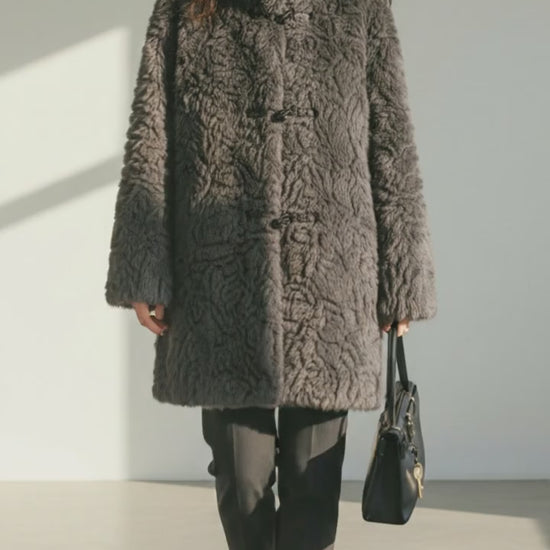 2025冬新作・牛角扣 フェイクファーコートを着用したモデルの全身ショット。ヴィンテージな学院風スタイル。