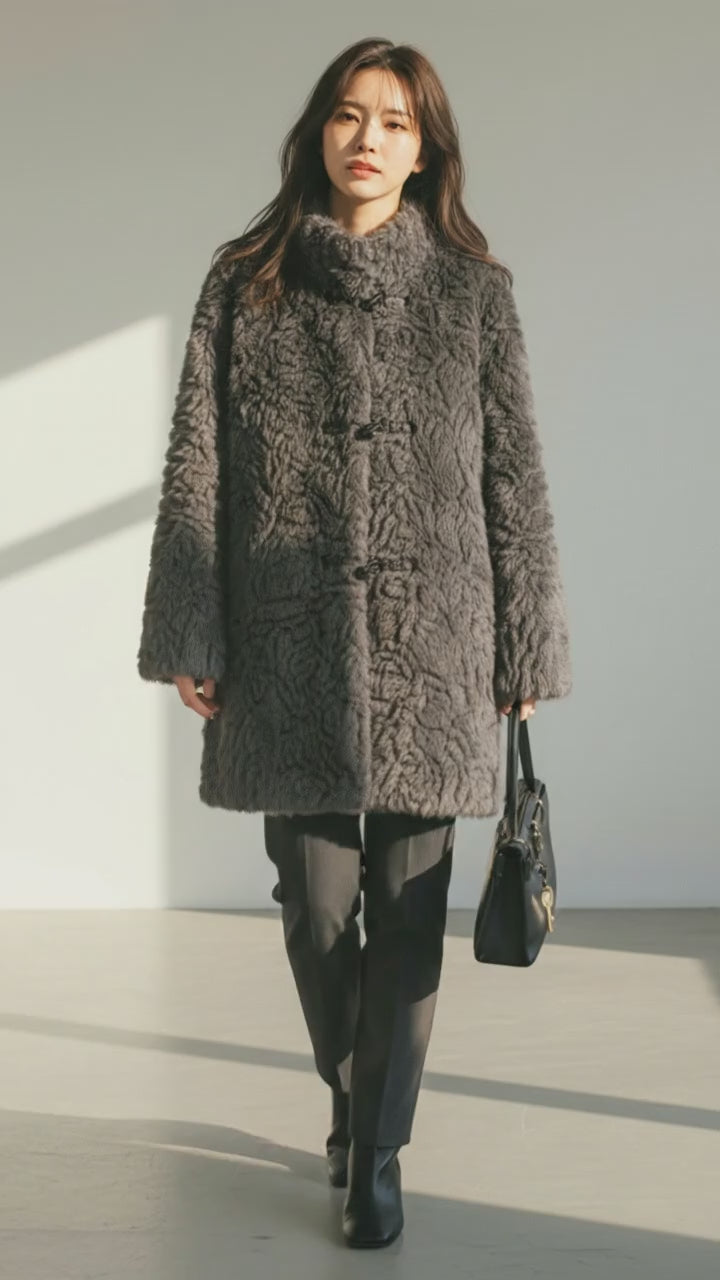 2025冬新作・牛角扣 フェイクファーコートを着用したモデルの全身ショット。ヴィンテージな学院風スタイル。