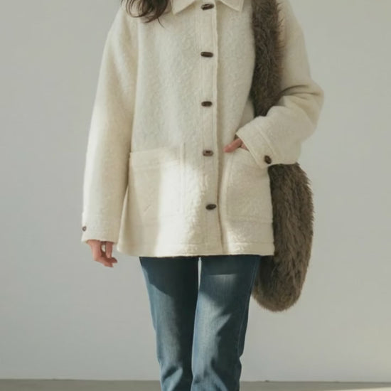 Vintage Wool Toggle Coat 正面全身ショット。上品なロング丈と美しいAラインシルエット。
