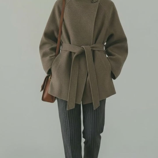 牛角扣 ウール ショートコートを着用した20代女性のトレンド全身コーディネート。