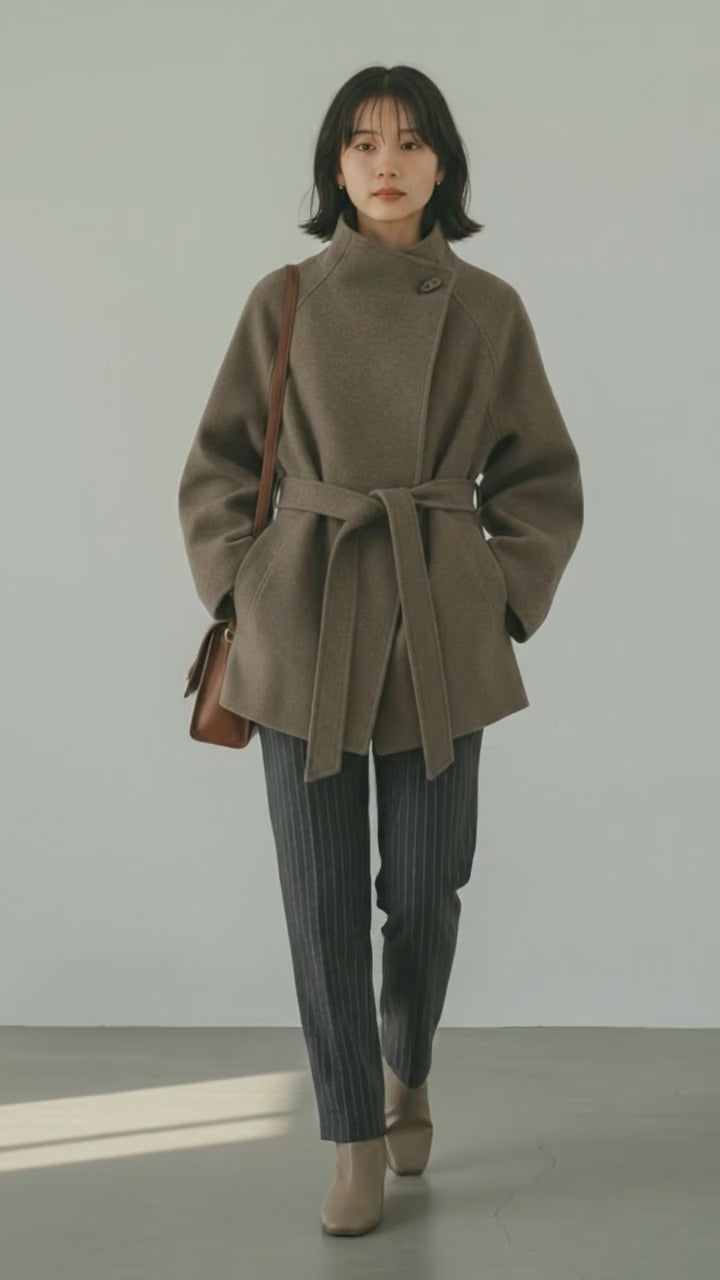 牛角扣 ウール ショートコートを着用した20代女性のトレンド全身コーディネート。