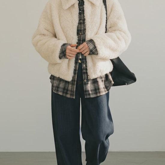 Cloud Eco Fur Coat - 正面全身。2025年冬トレンドのルーズなシルエットが際立つスタイリング。