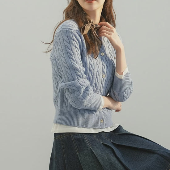 ケーブルニット カーディガンを着用した全身正面。洗練されたシルエットと絶妙な丈感。