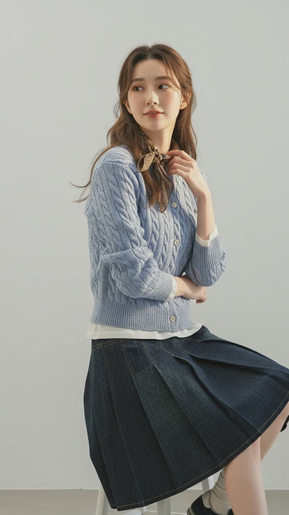 ケーブルニット カーディガンを着用した全身正面。洗練されたシルエットと絶妙な丈感。