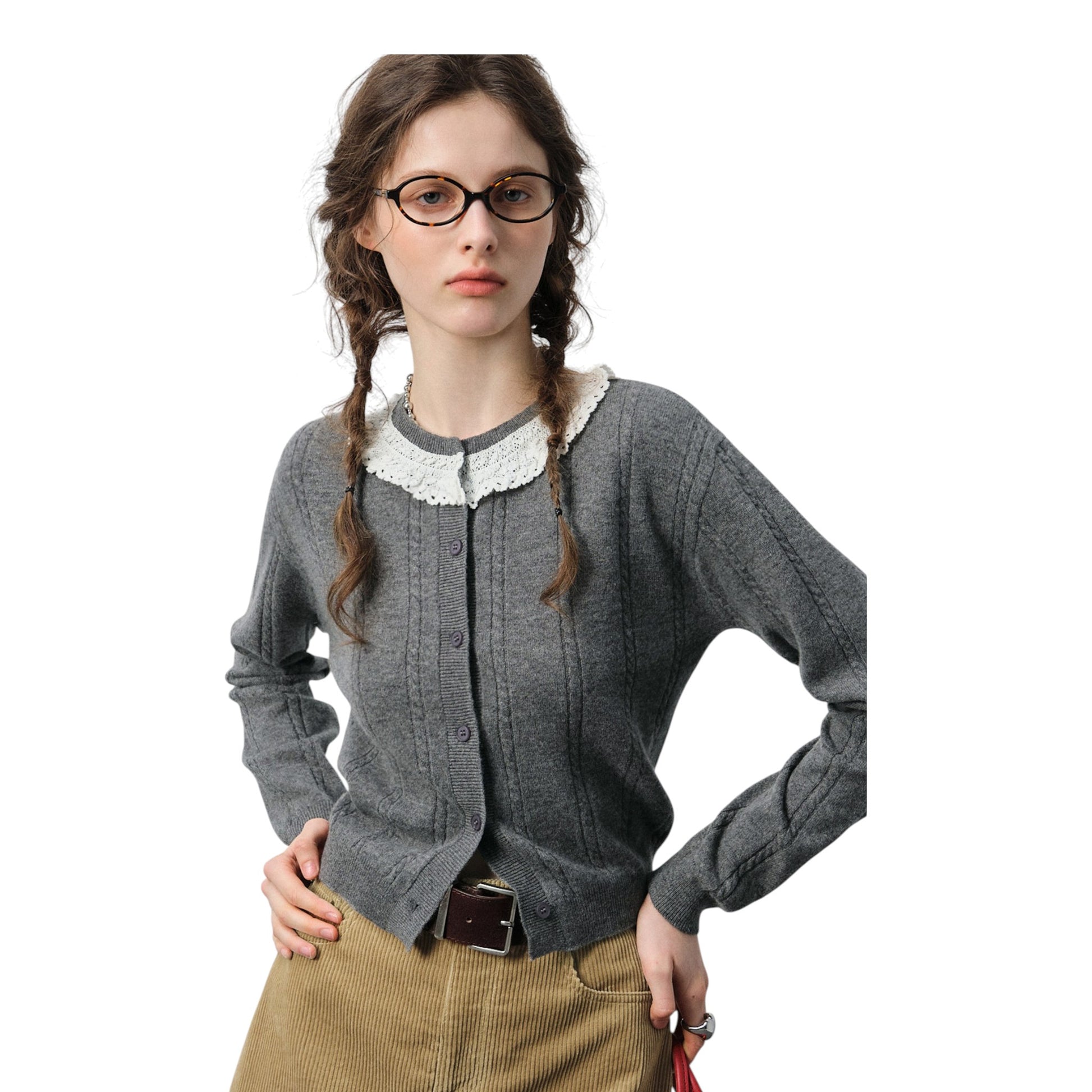 レース襟のケーブルニットを着用した女性モデルの全身正面画像。