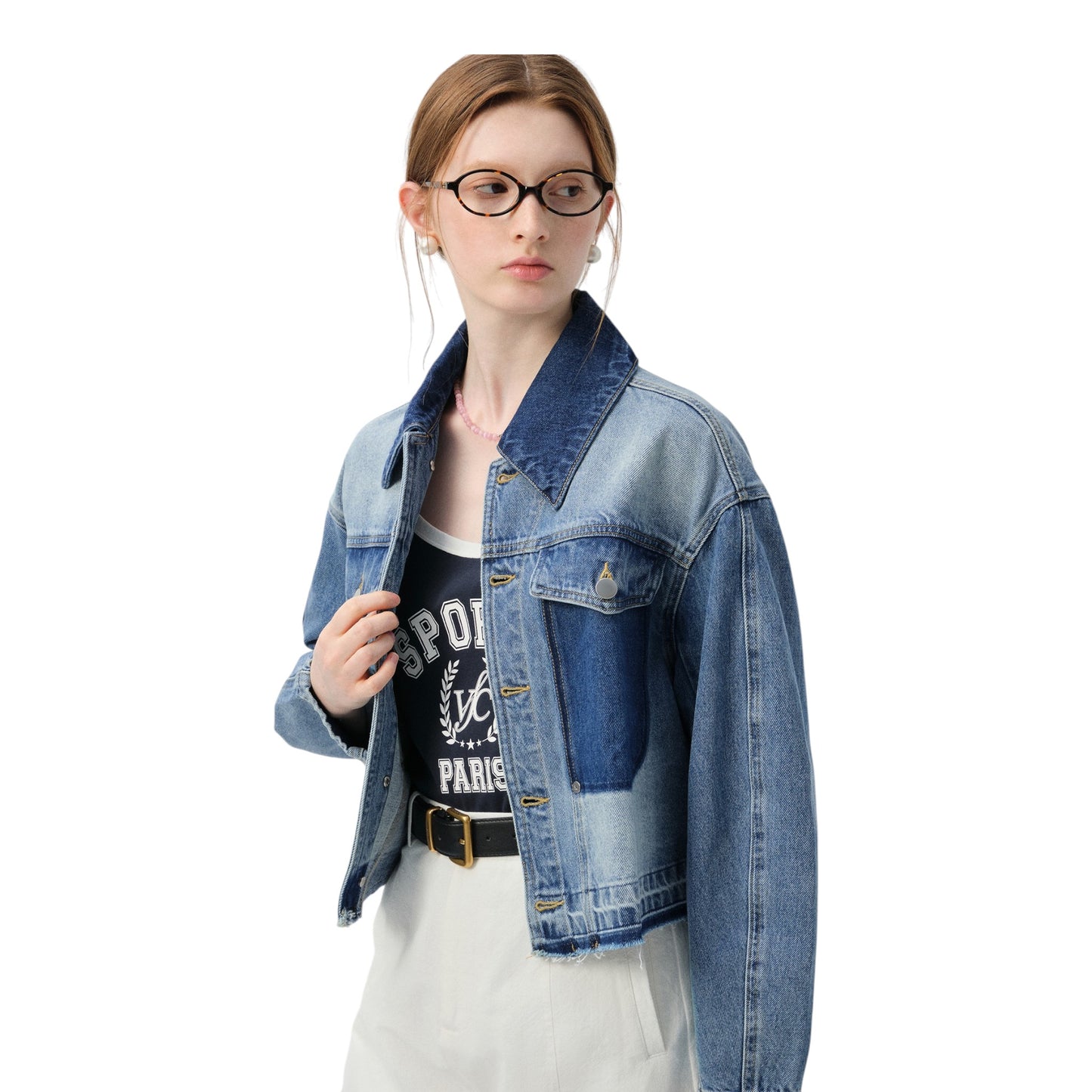 モデルが横を向いた際のレトロフラワーデニムジャケットのサイドビュー。袖のデザインと全体のシルエットがわかる。