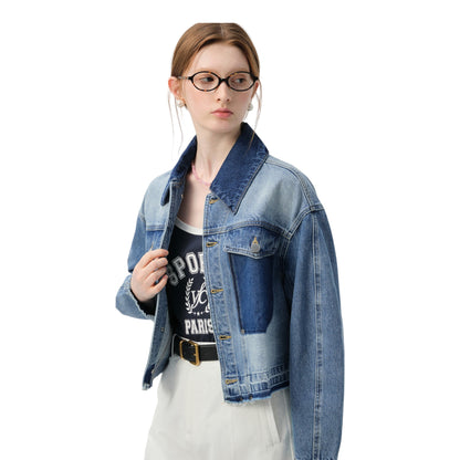 モデルが横を向いた際のレトロフラワーデニムジャケットのサイドビュー。袖のデザインと全体のシルエットがわかる。