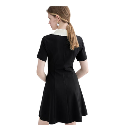 ポロ襟リトルブラックドレスのバックスタイル。すっきりとした背面のデザイン。