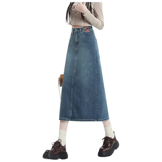 Aラインスリットデニムスカートを着用した女性モデルの全身コーディネート