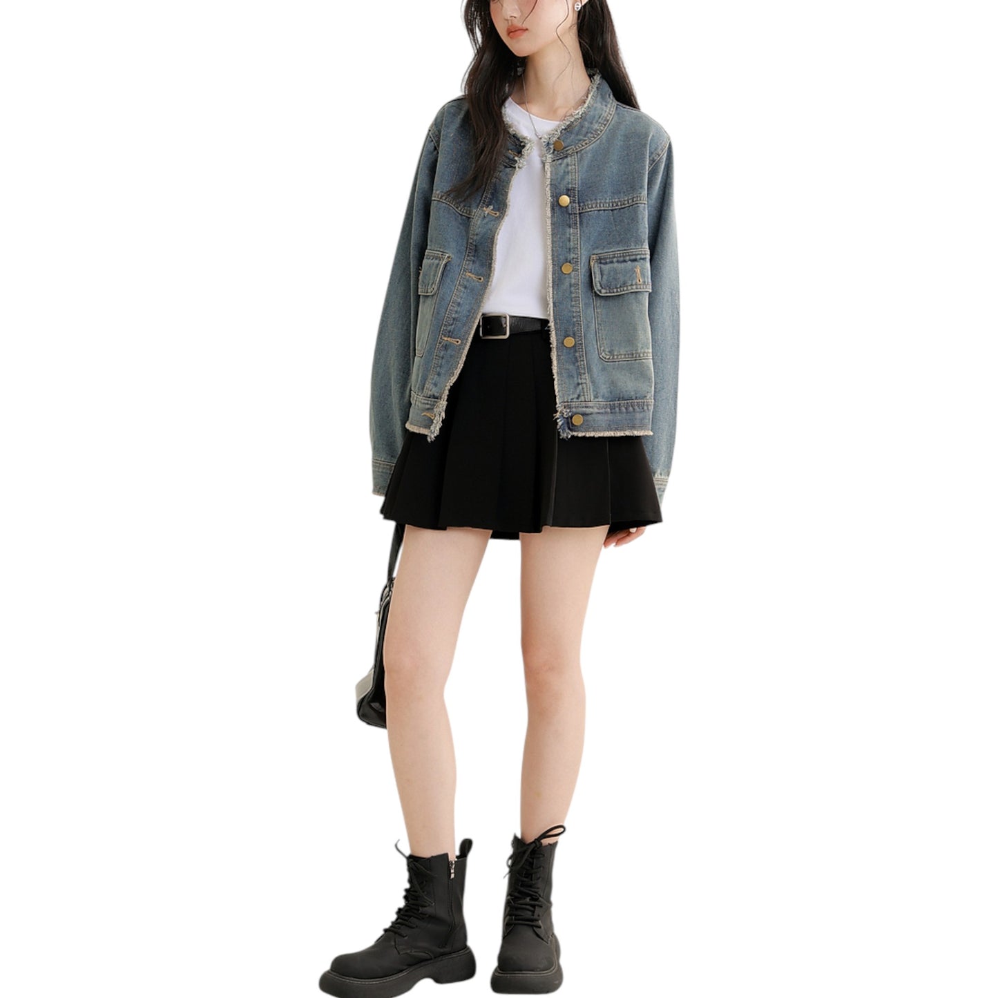ヴィンテージフリンジデニムジャケットを着用した女性モデルの全身コーディネート