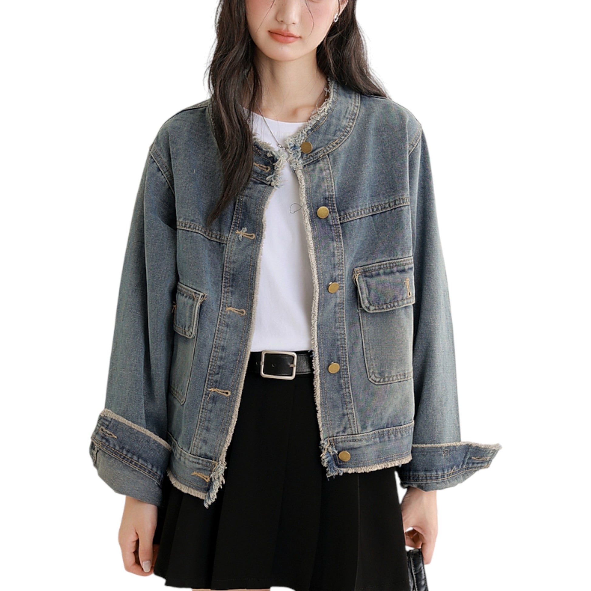 ヴィンテージフリンジデニムジャケットを着用した女性モデルの全身コーディネート