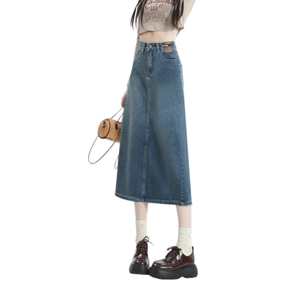 Aラインスリットデニムスカートを着用した女性モデルの全身コーディネート